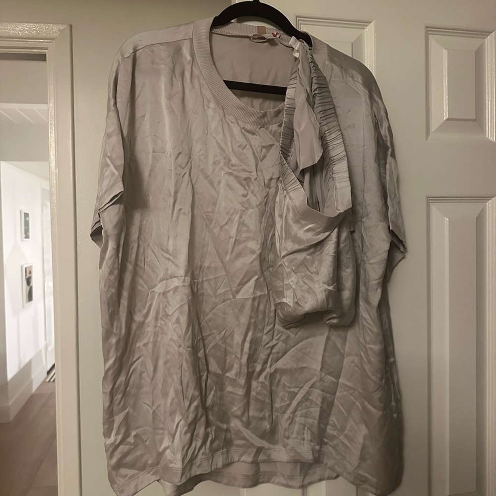Lunya Soft Gray 100% silk shirt and shorts. New, not worn. Xs/s.